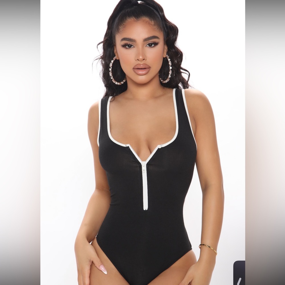 Tati zip up bodysuit 🖤⚪️